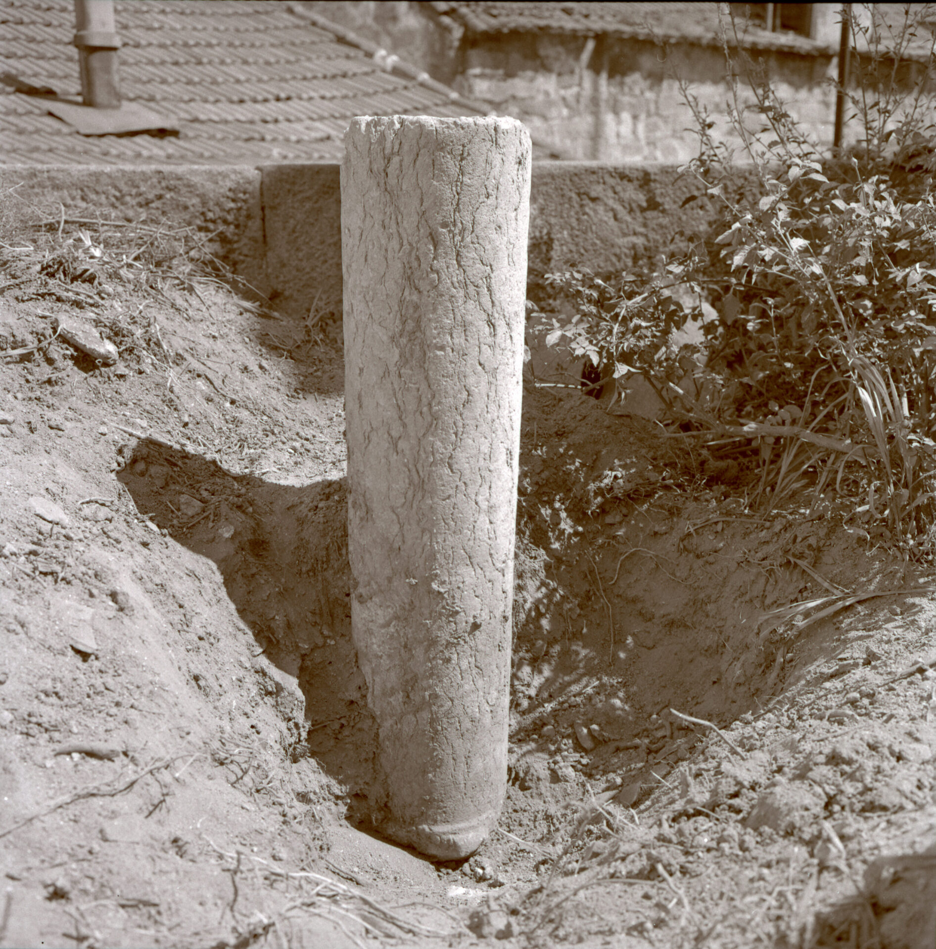 Duas colunas, dois marcos e algo mais… A arqueologia entre papeis.