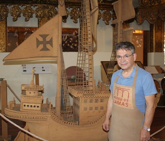 Um mestre na arte de trabalhar a cortiça