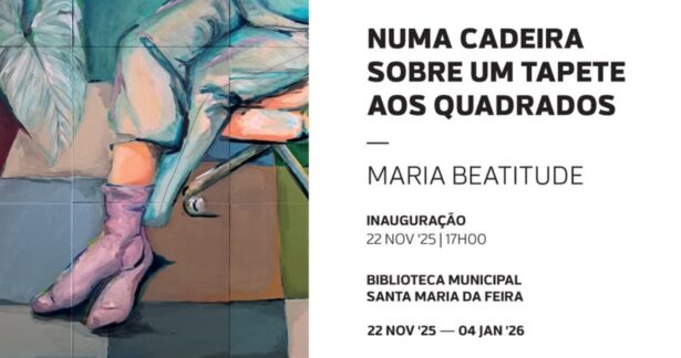 Numa cadeira sobre um tapete aos quadrados