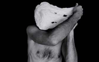 Sou aquele que está longe