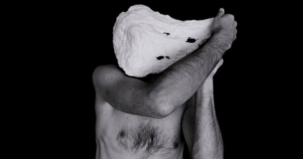 Sou aquele que está longe