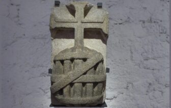 Pedra com a Cruz de Cristo e a Esfera Armilar
