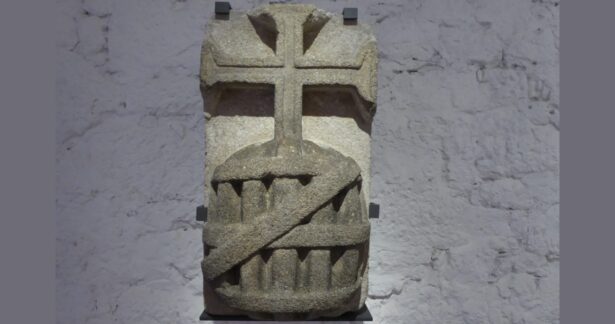 Pedra com a Cruz de Cristo e a Esfera Armilar