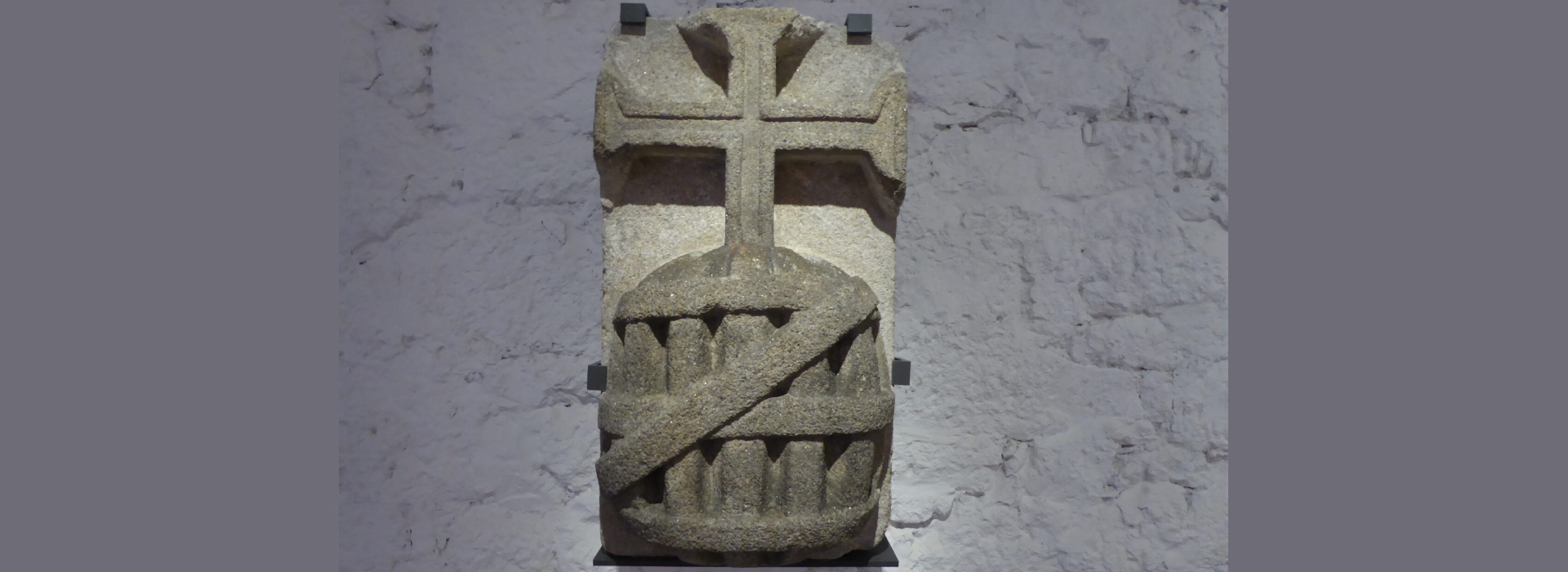 Pedra com a Cruz de Cristo e a Esfera Armilar