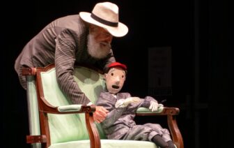 O avô tem uma borracha na cabeça