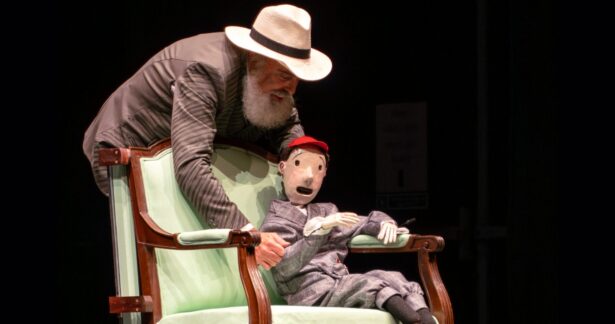 O avô tem uma borracha na cabeça