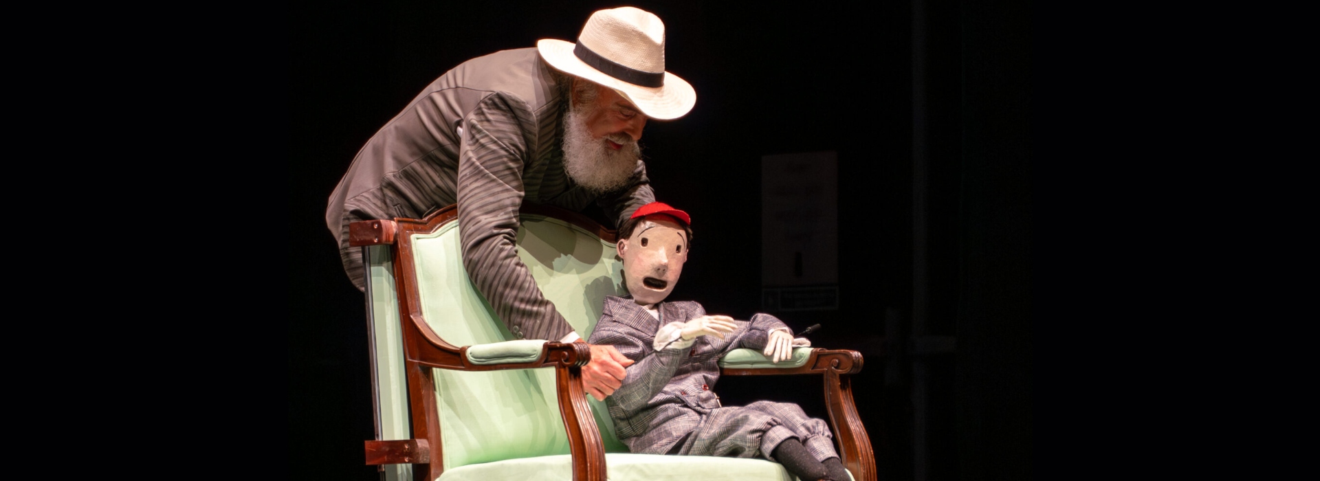 O avô tem uma borracha na cabeça