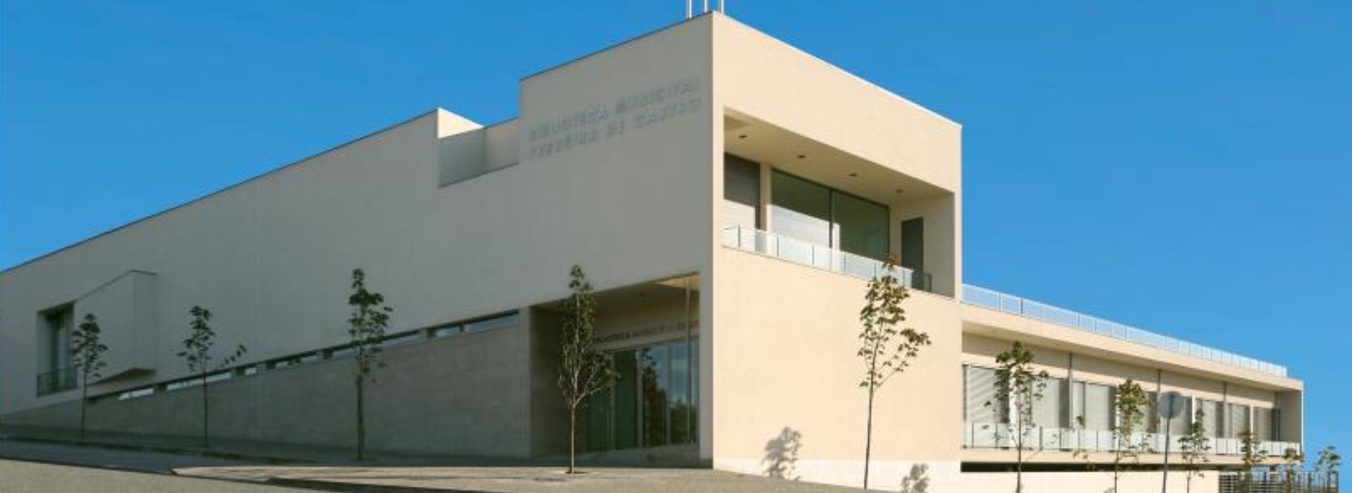 Cartaz: 19.º Aniversário da Biblioteca Municipal Ferreira de Castro