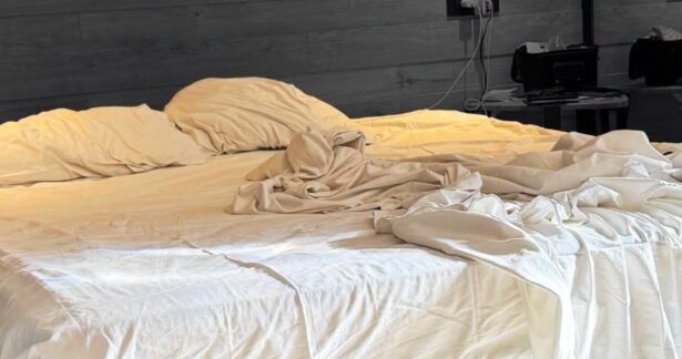 Una cama entre el cielo y el lugar